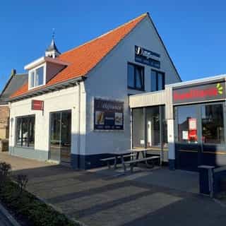 NIEUW op Horecaspot 👀⁠⁠
⁠⁠
🍽 Kwalitaria (met Delifrance) Vrouwenpolder⁠
📍   Vrouwenpolder - Zeeland⁠
✔ Verhuur vastgoed & verkoop bedrijfsexploitatie ⁠⁠
⁠
Cafetaria met Delifrance exploitatie te koop aangeboden. Op het toeristische Zeeuwse Walcheren ligt het gezellige dorp Vrouwenpolder. Het dorp heeft de laatste jaren een enorme groei doorgemaakt wat toerisme betreft. Er heeft een enorme uitbreiding plaatsgevonden in logiesverstrekkende bedrijven zoals hotelkamers en vakantiehuizen. ⁠
⁠
De franchiseformule Kwalitaria in combinatie met Delifrance heeft na vele jaren een bewezen formule in het hele land. Er wordt goede ondersteuning verleent bij inkoop, reclame, bereidingswijze en alles wat komt kijken bij het goed kunnen exploiteren van deze cafetaria. Deze formule hoeft niet overgenomen te worden.⁠
⁠
Meer info? Brochure of bezichtiging aanvragen? ⁠
🔗 link in bio