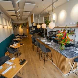 NIEUW op Horecaspot 👀⁠⁠
⁠⁠
🍽 Restaurant Portfolio⁠
📍   Den Haag⁠
✔ Verhuur vastgoed & verkoop bedrijfsexploitatie ⁠⁠
⁠
Eind 2017 hebben de eigenaren van dit prachtige restaurant de deuren geopend. Dit is niet zonder succes geweest want sinds de opening moet je hier al ruim van te voren reserveren. ⁠
⁠
Het concept is modern, gastronomisch en eigentijds met Aziatische invloeden. De zaak is minimalistisch ingericht met prachtige designmeubelen en natuurlijke elementen. De bar en open keuken lopen in elkaar over en zijn tevens de centrale plek in het restaurant.⁠
⁠
Meer info? Brochure of bezichtiging aanvragen? ⁠
🔗 link in bio