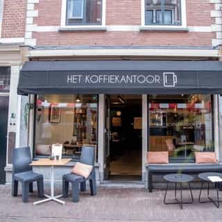 NIEUW op Horecaspot 👀⁠⁠
⁠⁠
🍽 Het Koffiekantoor⁠
📍   Haarlem⁠
✔ Verhuur vastgoed & verkoop bedrijfsexploitatie ⁠⁠
⁠
Het Koffiekantoor is een gezellig en trendy koffiezaakje in het centrum van Haarlem. Het betreft een tussengelegen (horeca) bedrijfspand in het centrum van Haarlem aan de Lange Veerstraat.⁠
⁠
Een ideale plek voor winkelend publiek om neer te strijken voor een welverdiende kop koffie of lunch.⁠
⁠
Meer info? Brochure of bezichtiging aanvragen? ⁠
🔗 link in bio