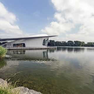 NIEUW op Horecaspot 👀⁠⁠
⁠⁠
🍽 Horecapaviljoen ⁠
📍   Hoofddorp ⁠
✔ Vastgoed te koop⁠
⁠
Dit bijzondere pand is in 2002 onder architectuur gebouwd voor de Floriade tentoonstelling en is gelegen aan de rand van het Haarlemmermeerse Bos staat op een kunstmatig schiereiland in het water.⁠
⁠
De locatie, de bouwstijl, de ligging, het enorme terras en het adembenemende uitzicht maakt het een bijzonder object. ⁠
⁠
Meer info? Brochure of bezichtiging aanvragen? ⁠
🔗 in bio⁠⁠ 