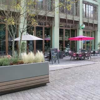 NIEUW op Horecaspot 👀⁠⁠
⁠⁠
🍽 Bistro op het IJdok⁠
📍   Amsterdam⁠
✔ Verhuur vastgoed & verkoop bedrijfsexploitatie ⁠⁠
⁠
Dit horecabedrijf is gelegen aan de IJdock, direct aan het t’ IJ in de binnenstad, op steenworp afstand van het centraal Station. Het betreft een zichtlocatie in de commerciële zone van de woontorens, recht tegenover het bedrijf is een hotel gevestigd met een paar 100 hotelkamers.⁠
⁠
De inrichting is huiselijk en sfeervol. Aan de voorzijde bevindt zich een terras. Gasten kunnen hier terecht voor een heerlijke koffie, lunch of borrel.⁠
⁠
Verder maakt het bedrijf gebruik van Take-Away en is hebben ze een cateringservice voor de directe omgeving vanwege het grote aantal kantoren en bedrijven.⁠
⁠
Meer info? Brochure of bezichtiging aanvragen? ⁠
🔗⁠⁠ link in bio