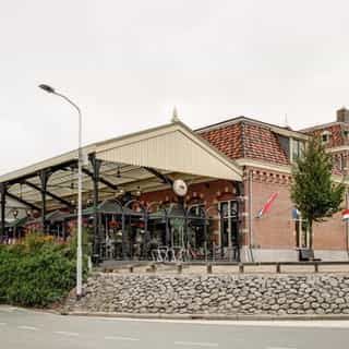 Nieuw op Horecaspot 👀⁠⁠
⁠⁠
🍽  Restaurant Het Station⁠
📍  Enkhuizen⁠
✔  Verhuur vastgoed & verkoop bedrijfsexploitatie ⁠⁠
⁠
Op een absolute toplocatie direct bij binnenkomst van de stad Enkhuizen, op het treinstation en direct aan het IJsselmeer. Aan de achterzijde van het pand ligt een ruime (gratis) parkeerplaats.⁠
⁠
Met name het geheel overdekte terras met uniek uitzicht op de Krabbershaven geeft de zaak extra allure. Door de ligging en de grootte van de zaak is het tevens een populaire locatie voor feesten en partijen.⁠
⁠
Meer info? Brochure of bezichtiging aanvragen? ⁠
🔗⁠⁠  link in bio