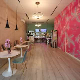 Nieuw op Horecaspot 👀⁠⁠
⁠⁠
🍽  Restaurant/Lunchroom⁠
📍   Amsterdam Oud-West⁠
✔ Verhuur vastgoed & verkoop bedrijfsexploitatie ⁠⁠
⁠
Deze horecazaak is gelegen aan de Nassaukade in Amsterdam West ter hoogte van de Rozengracht en de Clercqstraat. Deze buurt grenst aan de Jordaan en kenmerkt zich als een gezellige omgeving met diverse winkels en goedlopende horecazaken.⁠
⁠
De zaak is begin 2021 volledig gerenoveerd en is in zeer goede staat. Aan de voorzijde bevinden zich enkele zitplaatsen en achterin is een brede counter gesitueerd. Achter de counter is de semi open keuken gevestigd. Vrijwel al het apparatuur in de keuken is begin 2021 aangeschaft en goed onderhouden. ⁠
⁠⁠
Meer info? Brochure of bezichtiging aanvragen? 🔗⁠⁠https://horecaspot.nl/aanbod/bedrijf-902-id2294-recent-gerenoveerde-horecazaak-in-amsterdam-oud-west