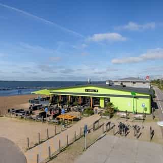 Nieuw op Horecaspot.nl 👀⁠
⁠
🍽 Strandpaviljoen (+ ontwikkelingsmogelijkheden voor 10 appartementen of hotelkamers)⁠
📍 Oostvoorne - ⁠Zuid-Holland⁠
✔    Vastgoed te koop (erfpacht) + verkoop bedrijfsexploitatie ⁠
⁠
Direct gelegen aan het strand van het Oostvoornse meer staat dit strandpaviljoen. Binnen zijn er zo'n 200 zitplaatsen en buiten op het terras nog eens 130 ⛱.⁠
⁠
Lees meer of vraag de brochure of een bezichtiging 🔗klik op de link in bio