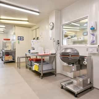 Nieuw op horecaspot.nl 👀⁠
⁠
🍽 Grootschalige productiekeuken/cateringbedrijf⁠
📍   Amstelveen⁠
✔ Verhuur vastgoed ⁠
⁠
Een grootschalige productiekeuken beschikbaar in Amstelveen. Met een goede bereikbaarheid ten opzichte van Schiphol Airport en de bloemenveiling Aalsmeer. ⁠
⁠
De bedrijfsruimtes hebben een hoekligging en zijn gelegen op de begane grond en de eerste verdieping. ⁠
⁠
Meer info, een brochure of bezichtiging inplannen? ⁠
Klik op de 🔗 in bio