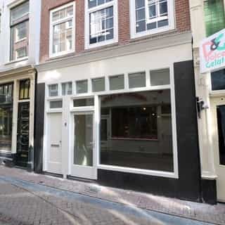 Nieuw op horecaspot.nl 👀⁠
⁠
🍽 Casco horecaruimte met woning ⁠
📍   Amsterdam (centrum) ⁠
✔ Overnamesom & verhuur vastgoed⁠
⁠
Deze casco horecaruimte is gelegen in het Wallengebied van Amsterdam, aan de Lange Niezel. De begane grond beschikt over een horeca bestemming (café/eetcafé). De functie van de eerste en tweede etage is dienstwoning of kantoor. ⁠
⁠
De ruimte is casco plus ingericht, waarbij de toiletten en badkamer al geplaatst zijn. Ook het leidingwerk en de elektra zijn nieuw aangelegd. De ruimte wordt casco opgeleverd en is volledig naar eigen wens in te richten.⁠
⁠
Meer info, een brochure of bezichtiging inplannen? ⁠
Klik op de 🔗 in bio