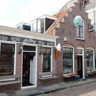 Nieuw op horecaspot.nl 👀⁠
⁠
🍽  Restaurant met snackbar en bovenwoning⁠
📍  Edam ⁠
✔️ Verkoop bedrijfsexploitatie en verhuur vastgoed ⁠
⁠
Gelegen in aan de Prinsenstraat in Edam. Om de hoek wordt er jaarlijks in de zomermaanden de bekende kaasmarkt 🧀  georganiseerd. Waar zowel de binnenlandse als de buitenlandse toeristen te vinden zijn. ⁠
⁠
Het bedrijf bestaat uit een restaurant met een bovenwoning en een naastgelegen snackbar. Er is een verbinding tussen het restaurant en de snackbar. ⁠
⁠
Meer info, een brochure of bezichtiging inplannen? 👉🏼  klik op de link in bio⁠
