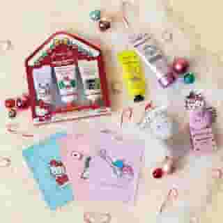 On Day 8 of 12 Days of Gifting 🎄🎁, we're giving away @thecremeshop x @hellokitty and friends holiday collection! Follow the steps below to enter for a chance to win:⁠
⁠
❄️Follow @sanrio on Instagram⁠
❄️Like this post⁠
❄️Tag a friend ⁠
⁠
Sweepstakes ends 12/8 at 11:59pm PST. One winner will be chosen and contacted by 12/13 via DM. No purchase necessary. Must be a US resident and 18+ to enter. Visit the link in bio for the official rules. Shop the collection at @ultabeauty! 