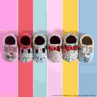 Jet set to London, Paris, New York, Honolulu, and Tokyo in toe-tally cute style ✈️🎀 New @freshlypicked x @hellokitty moccs are here! Visit the link in bio to shop the collection for your little one. #HelloKitty45 