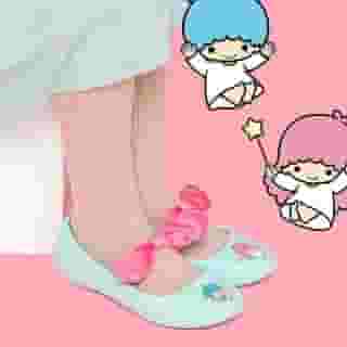 Twinkle toes ✨ Shop the entire @hellokitty and friends x @nativeshoes collection for kids via link in bio. #HelloKittyxNativeShoes #LittleTwinStars 