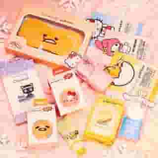 Small gifts from @thecremeshop make the perfect stocking stuffers ❄️✨ Now available at @rileyrose stores! #TheCremeShopxSanrio