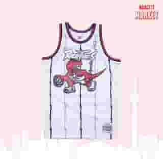 This white Toronto Raptors Tracy McGrady jersey is the perfect holiday gift for NBA lovers! 🏀⁠
⁠
*Click the link in @mtlblog bio to shop! ⁠
⁠
📸: @narcitymarket⁠
