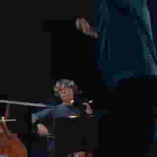 Über Sonos hört BUNT. seinen Song „Clouds“ und wird an die Anfänge zurückversetzt, während der Sound sein Zuhause erfüllt. Die komplette Folge von Sound Conductors gibt es über den Link in der Bio.