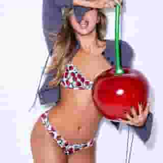 "I’m just an insecure, sensitive person who has to figure out what she wants.” Read our January 2026 cover story featuring @tatemcrae at the link in our bio. 📷 @carinbackoffphoto x @lalalandartists for Rolling Stone