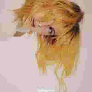 “The modern world drives you back underground in a weird way.” In a #MusiciansOnMusicians conversation, @yelyahwilliams and @jackantonoff talk about songwriting, their DIY sensibilities, the state of live music, and much more. Tap in at the link in our bio. 📸 @andreaslaszlokonrath x @sn37agency for Rolling Stone