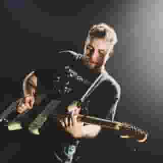 Last Friday, @sam_fender brought the People Watching Tour to NYC's Terminal 5. Revisit Rolling Stone's review of the U.K. singer-songwriter's third album at the link in our bio. 📷 @sachalecca for Rolling Stone