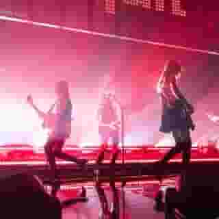 @haimtheband brought their 'I Quit' tour to NYC's Madison Square Garden last night. At the link in our bio, revisit our video where the sisters made us their favorite cocktails and spoke all about the album. 📷 @sachalecca for Rolling Stone