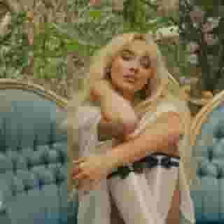 On set of the Rolling Stone July-August 2025 cover story as we usher in a summer of @sabrinacarpenter. Hit the link in bio to watch the full video on YouTube.

Director of Social & Video @waiss_aramesh
Executive Producer @chriskimfilm
Video Director & Colorist @macshoop