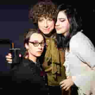 @sunflowerbean played an exhilarating hometown show in New York to celebrate their new album ‘Mortal Primetime,’ featuring an opening set from @gift_nyc, a surprise appearance from NYC mayoral candidate @zohrankmamdani, a Bowie cover, and more. See our exclusive photos from the night at the link in our bio. 📷 @grifflotz for Rolling Stone