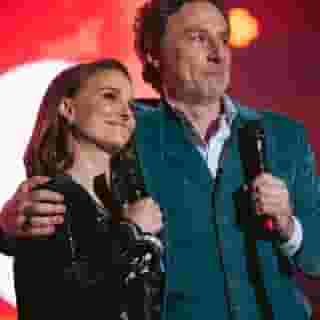 Zach Braff, Natalie Portman and other stars came together in LA this weekend to celebrate #GardenState's 20th anniversary with a concert. The show featured performances from @theshins, @laufey, Frou Frou, @ironandwinetour, and morewho played the tracks that appeared on the movie's Grammy-winning soundtrack nearly two decades ago. See the full gallery of photos at the link in our bio.