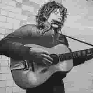 Jesse Welles (@wellesmusic), whose spartan protest songs about war, healthcare, and capitalism have gone viral, performed twice in New York last week: a surprise busking set at a subway station, and a sold-out show at Bowery Ballroom. Rolling Stone tagged along for the day – see the full gallery of photos at the link in our bio. 📸 @sachalecca for Rolling Stone