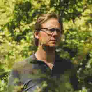 Even after five albums and nearly a decade of singer-songwriter music, you might still think of @timheidecker as a comedian first. He sat down with Rolling Stone to talk about the challenges of embracing sincerity, his new album, and why he's an indie-rock hero. Read the conversation at the link in our bio. 📸 @sachalecca for Rolling Stone