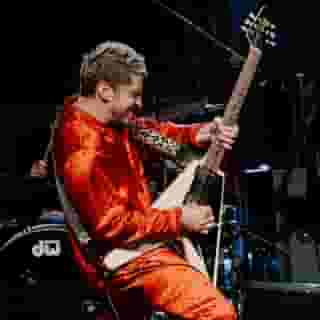 Last night in Brooklyn, superproducer Andrew Watt and Red Hot Chili Peppers drummer Chad Smith led an all-star night full of special guests, including Black Thought, Jimmy Fallon, Black Crowes frontman Chris Robinson, and more. At the link in our bio, read our report, and watch them cover the Faces with Robinson on vocals. 📸 @jennamurray for Rolling Stone