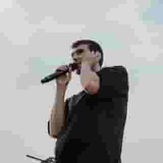 How did @fredagainagainagainagainagain pull off his first-ever stadium show? The musician and his team spoke to Rolling Stone about how they transformed the massive Los Angeles Memorial Coliseum into the kind of intimate rave setting his fans have come to expect. Check it out by clicking on the link in our bio. 📸 @theobatterham & @jbajsel for Rolling Stone