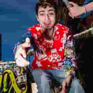 Can @hrrydaniels sing for you? The TikTok star built a following by serenading celebrities with off-tune songs. Now, he's got his own plans to become a musician (seriously) – read our conversation at the link in our bio. 📷 @ye.fan for Rolling Stone