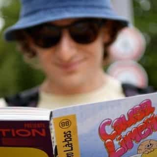 𝗢𝗡 𝗦𝗘 𝗥𝗘𝗧𝗥𝗢𝗨𝗩𝗘 𝗟𝗔̀-𝗕𝗔𝗦 ?
Vous avez vu ses couvertures signées @laurenmartin_studio sous tous les angles, il est temps de vous montrer ce qui se cache à l'intérieur de notre nouveau numéro, Kiblind "Là-bas" : des textes bien aiguisés, un graphisme soigné et des illustrations qui fleurent l'inconnu. Un magazine qui méritait évidemment d'être mis en scène grâce à une production audiovisuelle et un acting de qualité (pas vrai?). Du Triangle des Bermudes à West Arctica, des catacombes de Paris aux forêts canadiennes, du royaume de Zelda au monde derrière le miroir, Kiblind "Là-bas" vous emmène faire le tour de l'ailleurs en sa compagnie.
📚 KIBLIND « Là-bas » se commande sur kiblind-atelier.com, est disponible en quantité limitée dans notre boutique / atelier chez @kiblind_atelier à Lyon et chez nos lieux diffuseurs (à retrouver dans l’onglet « magazine » sur kiblind.com)
_____________________________________
𝗦𝗘𝗘 𝗬𝗢𝗨 𝗧𝗛𝗘𝗥𝗘 ?
You've seen her @laurenmartin_studio covers from every angle, now it's time to show you what's inside our new issue, Kiblind "Over There" : sharp texts, nice graphic design and illustrations that smack of the unknown. A magazine that obviously deserved to be showcased through high-quality audiovisual production and acting (right?). From the Bermuda Triangle to West Arctica, from the catacombs of Paris to the forests of Canada, from Zelda's kingdom to the world behind the mirror, Kiblind "Over There" takes you on a tour of elsewhere in his company.
📚 KIBLIND ‘Over There’ (english-written version) can be ordered from kiblind-atelier.com, and is available in limited quantities from our distributors (to be found in the ‘magazine’ tab on kiblind.com).

#kiblindmagazine #labas #overthere