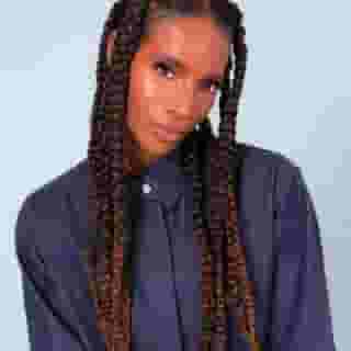 Zainab Johnson is enlightening and cracking up audiences by riffing on her roots in her Amazon stand-up special, 'Hijabs Off.' At the link in our bio, read about how Johnson went from basketball star to a comedian with an hourlong special. 📷 @maju.rogo for Rolling Stone