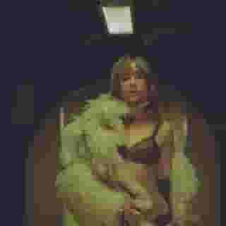 Suki Waterhouse channels Edith Piaf in the video for “OMG,” her shimmery new single. At the link in our bio, @sukiwaterhouse talks to Rolling Stone about the track, filming the music video while pregnant, and her influences on the new record (including Arctic Monkeys). 📸 Madeleine Waterhouse