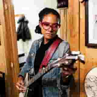 In December, @allisonrussellmusic checked off yet another career milestone: headlining Levon Helm Studios. Rolling Stone accompanied Russell and her Rainbow Coalition band for the entire evening, documenting her pre-show rituals, rehearsal, and the show itself. See the gallery at the link in our bio. 📸 @sachalecca for Rolling Stone