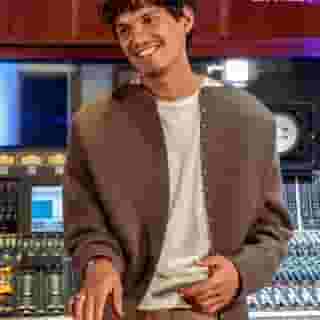 For @omar.apollo, success is coming swiftly, and he’s at a clear turning point. @lindseybuckingham knows the feeling all too well. The rock icon has some advice to impart to the young star about fame, songwriting, and going your own way. Hit the link in bio to read the conversation. 📷 @joshuawhitephotography for Rolling Stone