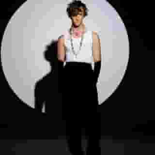 #FuturodelaMusica
@Guitarricadelafuente celebra el pasado, sacude el presente e ilumina el futuro.

Álvaro Lafuente ha conquistado nuestros corazones creando música con una guitarra acústica, emociones, arraigo, introspección, melancolía, elementos electrónicos y una privilegiada voz.

Su música es una forma de relevo generacional, un puente que une a lo tradicional y la vanguardia, un acercamiento a la creatividad que contrasta el manejo de lo digital con la maestría de lo análogo. Con guitarras y beats electrónicos, le presenta sus raíces a las nuevas generaciones, que cada vez están menos expuestas a ellas.

“No hay nada más genuino que la música que perdura y traspasa generaciones, y si perdura es por algún motivo”, reflexiona Álvaro durante una charla con @rollingstoneenespanol.
—
Historia: Pablo Monroe (@pablomonroy___).
Concepto Creativo y Fotografía: Daniela Castañeda (@Individuaph).
Producción Ejecutiva: Alejandro Ortiz (@xalejandro.ortiz).
Fashion Director: Angélica Diazgranados (@angelicadzg).
Grooming: Óscar Sánchez (@oscartsanchez).
Ropa: Gabardina de Mango, Camisa, Pantalón y collar de Bimba y Lola.