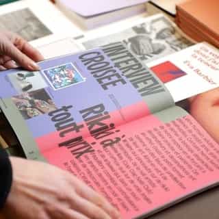 𝗠𝗶𝗻𝘂𝘀𝗰𝘂𝗹𝗲 𝗲𝘀𝘁 𝗱𝗶𝘀𝗽𝗼 𝗰𝗵𝗲𝘇 𝗻𝗼𝘀 𝗹𝗶𝗲𝘂𝘅 𝗱𝗶𝗳𝗳𝘂𝘀𝗲𝘂𝗿𝘀🐞
En plus d'être distribués dans nos boutiques à Lyon et au @104paris, nos magazines sont également disponibles dans beaucoup de lieux de diffuseurs en France et à l'étranger. On a profité d'une virée à Paris pour aller rencontrer 4 de nos lieux chouchou chez qui vous trouverez dès aujourd'hui notre nouveau numéro.

📍@librairiegalerieartazart– 83 Quai de Valmy, 75010 Paris
📍@lamouetterieuseparis – 17B Rue Pavée, 75004 Paris
📍@thegrosmarche – 2 Rue de la Fontaine au Roi, 75011 Paris
📍@librairiesanstitre – 2 Rue Auguste Barbier, 75011 Paris
𝗣𝗿𝗲𝗺𝗶𝗲𝗿·𝗲 𝗮𝗿𝗿𝗶𝘃𝗲́·𝗲, 𝗽𝗿𝗲𝗺𝗶𝗲𝗿·𝗲 𝘀𝗲𝗿𝘃𝗶·𝗲 ! 𝗔𝘁𝘁𝗲𝗻𝘁𝗶𝗼𝗻, 𝗶𝗹 𝗽𝗮𝗿𝘁 𝘃𝗶𝘁𝗲📖💜

Des dizaines d'autres lieux vous attendent 🏃‍♂️ Découvrez ceux qui sont près de chez vous sur kiblind.com (lien dans la bio)
D'ailleurs, si vous êtes un de nos lieux diffuseurs, n'hésitez pas à faire coucou sous cette vidéo 👋💖
___________
𝗠𝗶𝗻𝘂𝘀𝗰𝘂𝗹𝗲 𝗶𝘀 𝗮𝘃𝗮𝗶𝗹𝗮𝗯𝗹𝗲 𝗳𝗿𝗼𝗺 𝗼𝘂𝗿 𝘀𝘁𝗼𝗰𝗸𝗶𝘀𝘁𝘀🐞
As well as being distributed in our boutiques in Lyon and at @104paris, our magazines are also available from many distributors in France and abroad. We took advantage of a trip to Paris to meet 4 of our favorite places, where you'll find our new issue today.

📍@librairiegalerieartazart - 83 Quai de Valmy, 75010 Paris
📍@lamouetterieuseparis - 17B Rue Pavée, 75004 Paris
📍@thegrosmarche - 2 Rue de la Fontaine au Roi, 75011 Paris
📍@librairiesanstitre - 2 Rue Auguste Barbier, 75011 Paris
𝗙𝗶𝗿𝘀𝘁 𝗰𝗼𝗺𝗲, 𝗳𝗶𝗿𝘀𝘁 𝘀𝗲𝗿𝘃𝗲𝗱! 𝗕𝗲𝘄𝗮𝗿𝗲, 𝗶𝘁'𝘀 𝗴𝗼𝗶𝗻𝗴 𝗳𝗮𝘀𝘁 📖💜

Dozens of other venues are waiting for you 🏃‍♂️ Discover the ones near you on kiblind.com (link in the bio)
By the way, if you're one of our presenting venues, don't hesitate to say hello under this video 👋💖

#MinusculeLeMag #Kiblind #Paris #EditionIndépendante #kiblindmagazine