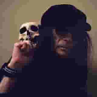 Dodging cops. Multiple bankruptcies. Sleeping on floors. Opioid addiction. Mold-inspired hallucinations. And a disease that has crippled him for decades. Mötley Crüe’s Mick Mars holds nothing back in his career-spanning Rolling Stone interview. Hit the link in bio to read. 📷 @qquyndduongg for Rolling Stone