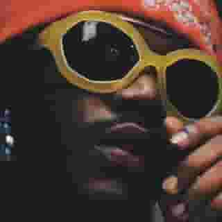 While touring the Virgil Abloh and Nellie Mae Rowe exhibits with @smino he reveals which rapper he listens to for recharging his “hood chakras," the inspiration behind making "90 Proof," and more. Tap the link in bio to read more about a visit to the he Brooklyn Museum with the St. Louis rapper. 📸Denita Turner