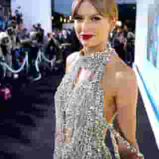 TAYLOR X VMAs. Hit the link in bio to see more photos from the red carpet. 📸 Jeff Kravitz/Getty, Dia Dipasupil/Getty, Arturo Holmes/FilmMagic