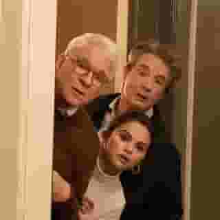 Hulu’s murder mystery/podcast satire mashup @onlymurdershulu maintains its self-aware charm while presenting a shaggier narrative this time around. Hit the link in bio to read our review. 📸 Craig Blankenhorn/Hulu