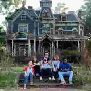 You probably don't need us to tell you that Stranger Things is the biggest show out right now but here's a shiny stat anyway: the show's fourth season is now the most-viewed show in a week among Netflix’s English-language TV series. Hit the link in bio to read our REVIEW of the season and let us know what you thought about it in the comments. 📸 via @sadiesink_