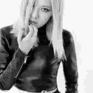 In our latest #BLACKPINKxRollingStone interview, Rosé talks to us about wanting to balance her two personas: the more quiet one with one that's a record-shattering superstar. "That fierce persona — it’s fun when that happens, when I can turn on this whole different character." Hit the link in bio to read the full interview and see the photos. 📸 @peterashlee for Rolling Stone