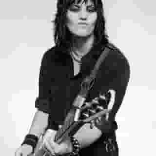 We spoke to the legendary Joan Jett about her new record, what music moves her today, Dolly Parton and Rock & Roll Hall of Fame, and more. Hit the link in bio to read our interview. 📸 @markweissguy/Getty & Mark Levine/ABC via Getty