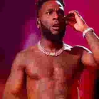 Amid a hyped crowd, inventive arrangements, political anthems and flung bras, @burnaboygram became the first Nigerian to headline Madison Square Garden last night — and showed why he’s a superstar. Hit the link in our bio to read our review. ⁠
⁠
📸@apmworldmag