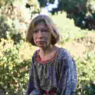 Joan Didion, the storied novelist, journalist, essayist and memoirist, has died after a battle with Parkinson's at the age of 87.⁠
⁠
Tap the link in our bio to read more. ⁠
⁠
Photo: Janet Fries/Getty Images