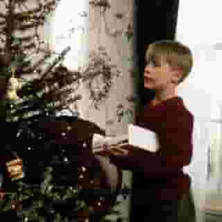 The site of a neglected, stranded (albeit fictional) child’s brave attempts to fend off a pair of nefarious criminals — that’s right, the 'Home Alone' house — is up on Airbnb for a one-night stay this holiday season. Tap the link in our bio for details on the famed Chicago home 🎄

Photo: Sarah Crowley; © 20th Century Fox/Everett Collection