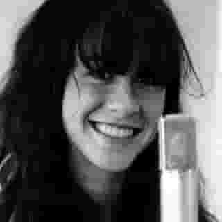 12 things you oughta know about Alanis Morissette after watching the controversial new HBO documentary 'Jagged' — including that her producers counted how many cheese slices she ate, Radiohead are mean, and she still has a giant bag full of letters from her exes.⁠
⁠
Tap the link in our bio to read more. ⁠
⁠
Photo: Glen Ballard/Courtesy of HBO 