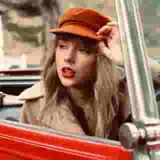 Taylor Swift has taken a classic and made it even better. ⁠
⁠
Tap the link in our bio to read Rob Sheffield's five-star review of 'Red (Taylor's Version).'⁠
⁠
Photo: Beth Garrabrant