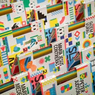 🟥🟦 𝗦𝗤𝗨𝗔𝗥𝗘² 𝗔𝗥𝗧𝗜𝗦𝗧𝗦 𝗦𝗟𝗘𝗘𝗩𝗘𝗦 🟩🟨
We introduced you SQUARE² collector boxes... Big news : SQUARE² sleeves are now also available individually. Find the sleeves of the 16 artists who have participated to the season 1 of SQUARE² from now on our online shop (link in bio).

🟦 Each sleeve includes the 4 comic strips that the artists did for the SQUARE² challenge as 4 leporellos.

🟥 The challenge ? To realize 4 strips respecting the following golden rule: a square in the center of the first image / 4 squares / 4 sides / a declination in 4 colors.

🟩 The 16 artists / comic strips sleeves : @mariamedem, @simonbailly, @alexis.beauclair, @ruppert_et_mulot, @mariano_pascual, @jean_jullien, @gizem__vural, @slimyoddity, @mariajesuscontreras, @cdaura, @iampeterjudson, @yeyeweller, @maxime_mouysset, @fayollemarion, @guillaumechauchat& @igorbastidas.

...................................................................

🟥🟦 𝗣𝗢𝗖𝗛𝗘𝗧𝗧𝗘𝗦 𝗔𝗥𝗧𝗜𝗦𝗧𝗘𝗦 𝗦𝗤𝗨𝗔𝗥𝗘² 🟩🟨
On vous a parlé de notre coffret collector SQUARE². Grande nouvelle : les pochettes qu’il contient sont désormais aussi disponibles à l’unité. Retrouvez les pochettes des 16 artistes qui ont participé à la saison 1 de SQUARE²  à partir de tout de suite sur notre site (lien dans la bio) et dans nos boutiques à Lyon et Paris.

🟦 Chaque pochette renferme 4 leporellos sur lesquels figurent les 4 strips des artistes ayant relevé le challenge de SQUARE².

🟥 Le défi à relever ? Réaliser 4 strips en respectant la règle d’or suivante : un carré au centre de la première image / 4 cases / 4 côtés / une déclinaison en 4 couleurs.

#square #squarecomics #comicschallenge #comicstrip  #designchallenge #graphicdesign #illustration #leporellos #bd