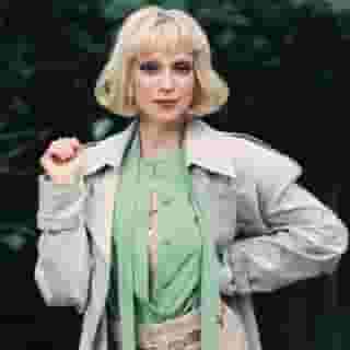 With her new album, 'Daddy’s Home,' Annie Clark finally comes to terms with her father’s white-collar prison experience — all thanks to the healing power of Seventies rock.⁠
⁠
She found the album’s sound while working with producer Jack Antonoff in New York before the pandemic began. “I was walking down the hall at Electric Lady Studios with Jack,” she recalls, “and I was like, ‘I want to make this down-and-out, downtown kind of record.’”⁠
⁠
Tap the link in bio to read more.⁠
⁠
Photo by @erik_carter for Rolling Stone